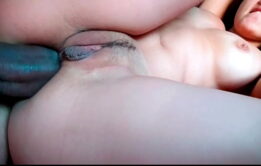 Novinha gostosa estreia no anal e ganha primeiro creampie